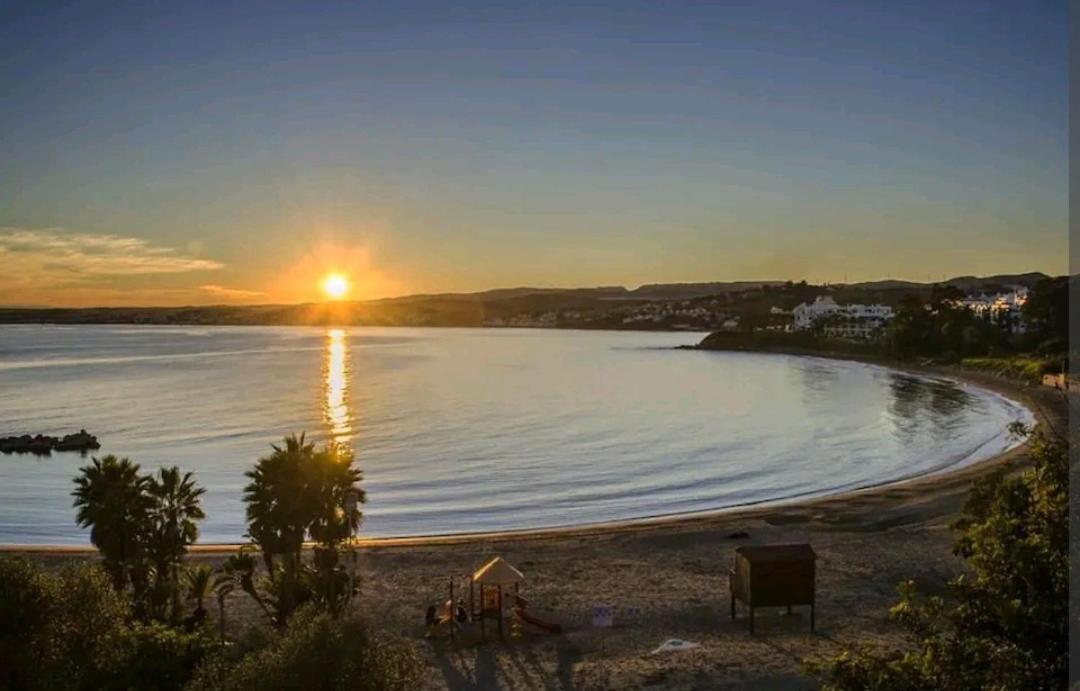 Junto A La Playa Del Cristo Cerca Del Puerto *